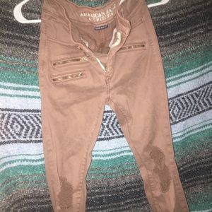 Distressed jeans with zipper detail